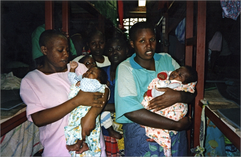 Women prisoners with babies, 1995 © Hervé Deguine