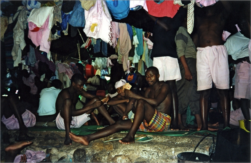 Prisoners playing cards, Kigali Central Prison, 1995 © Hervé Deguine